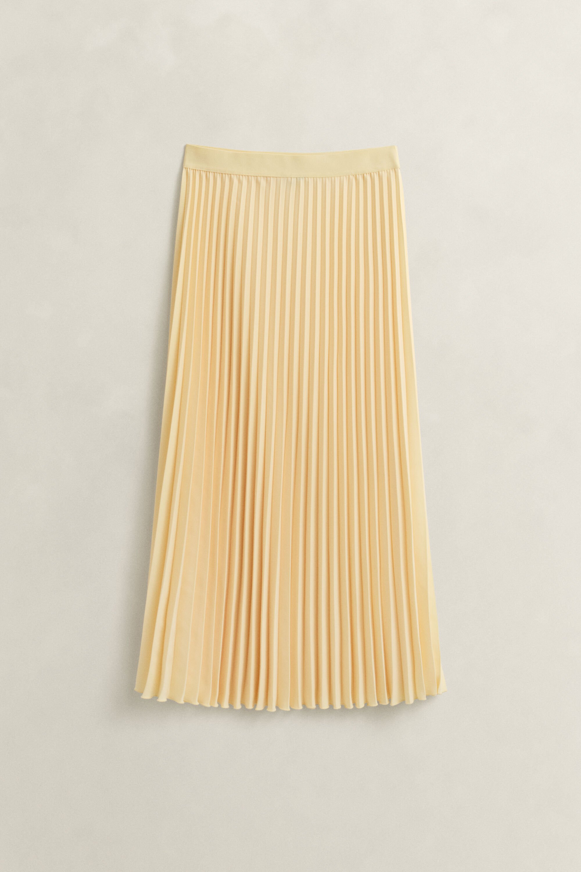 Saia de comprimento médio com pregas