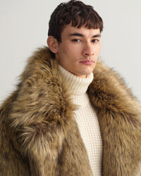 Sobretudo em pelo falso