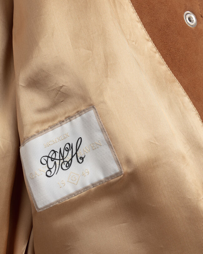 Sobretudo em camurça com cinto