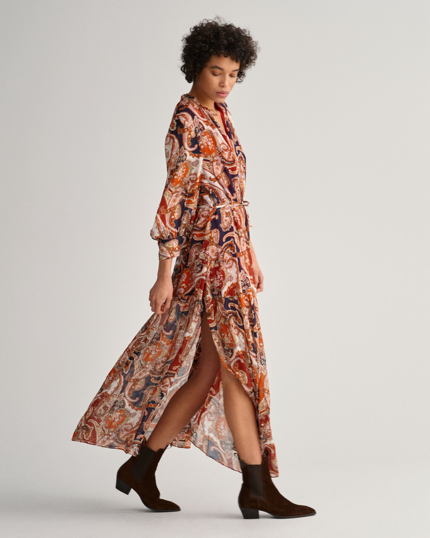 Vestido maxi rodado com padr&atilde;o paisley