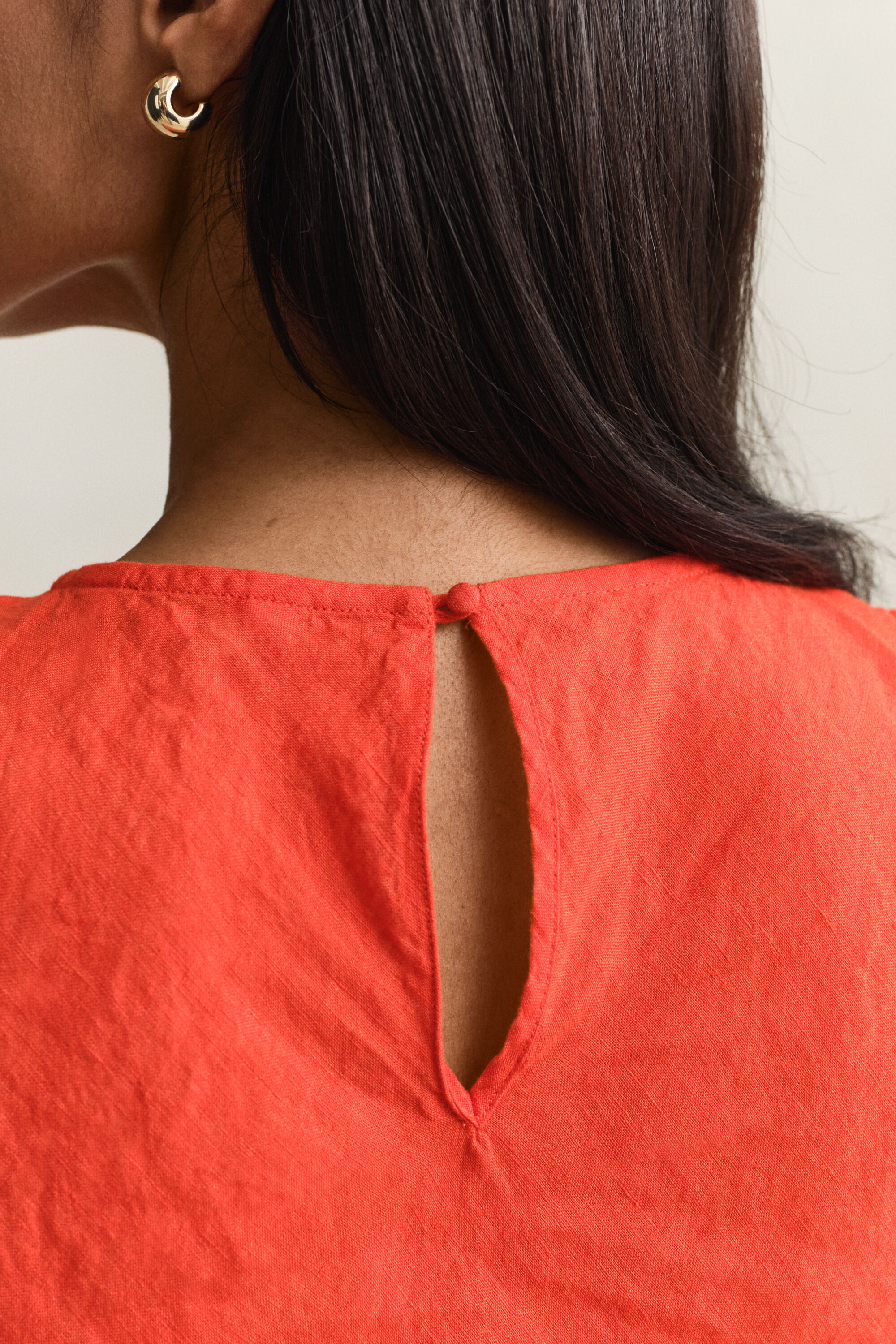 Vestido médio em linho com corte enviesado