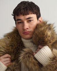 Sobretudo em pelo falso