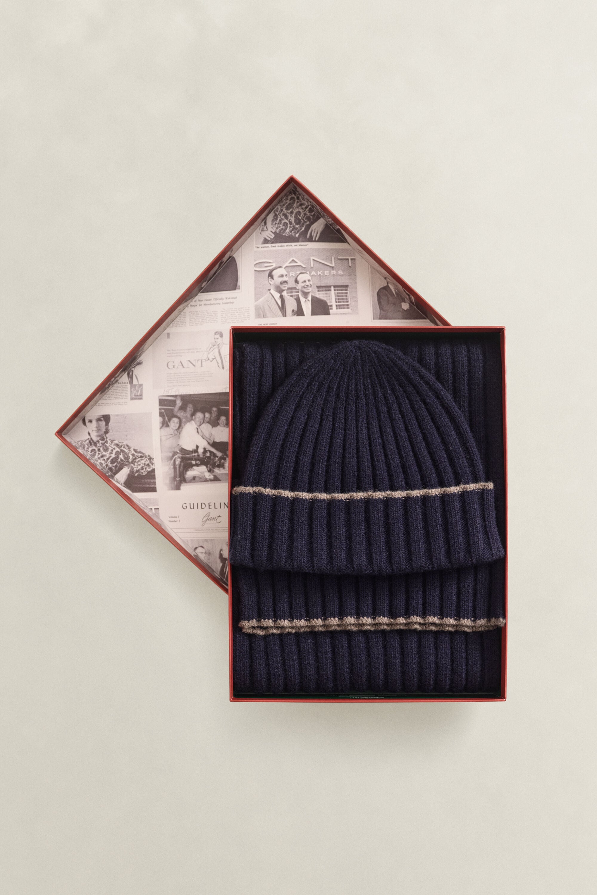 Conjunto de oferta com gorro e cachecol com debrum