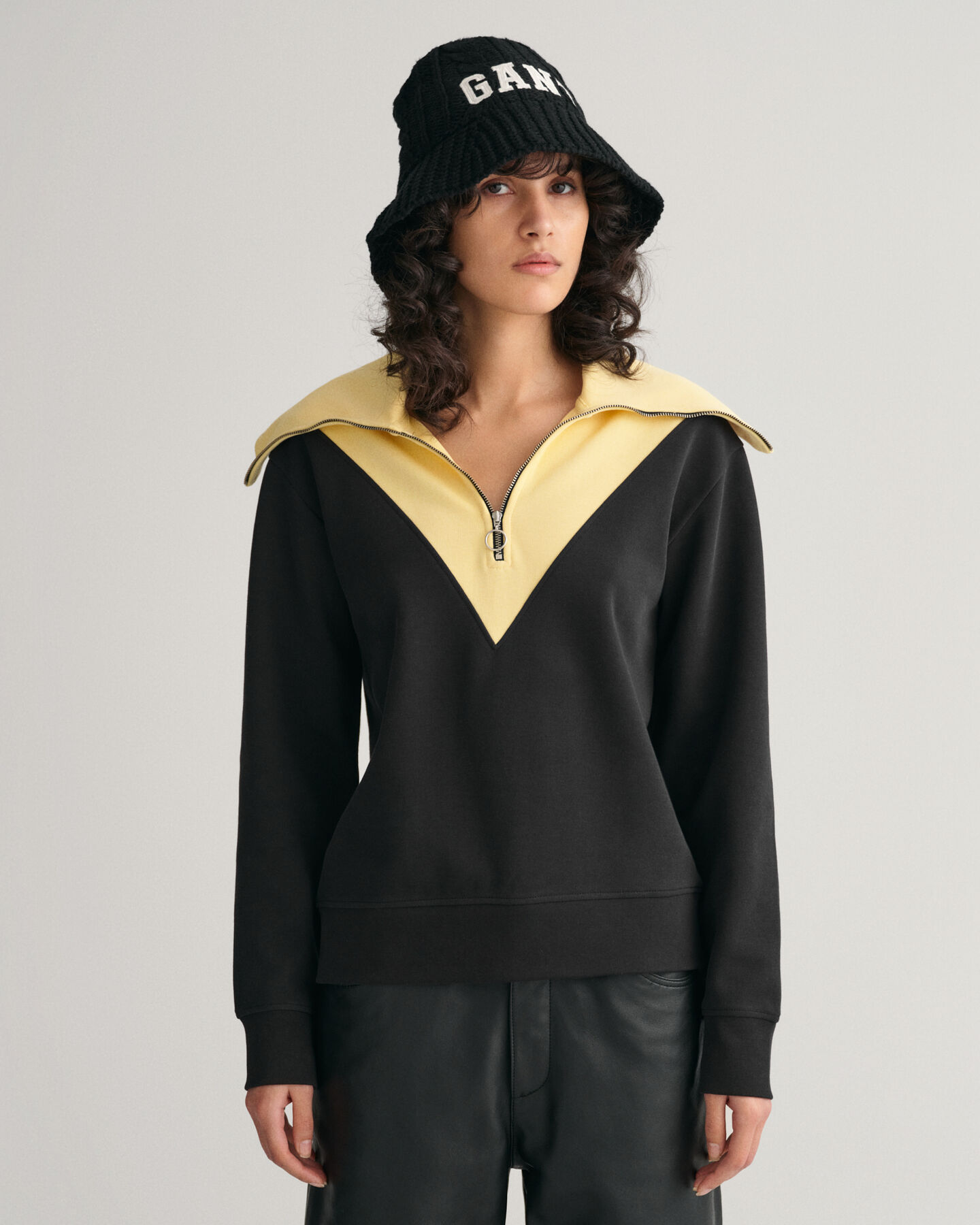 Sweatshirt com bloco de cor e meio fecho