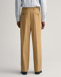 Calças com pregas e perna larga