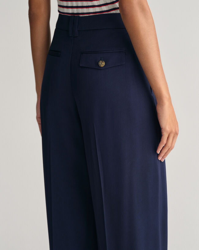 Calças chino com perna larga e cintura descida loose fit