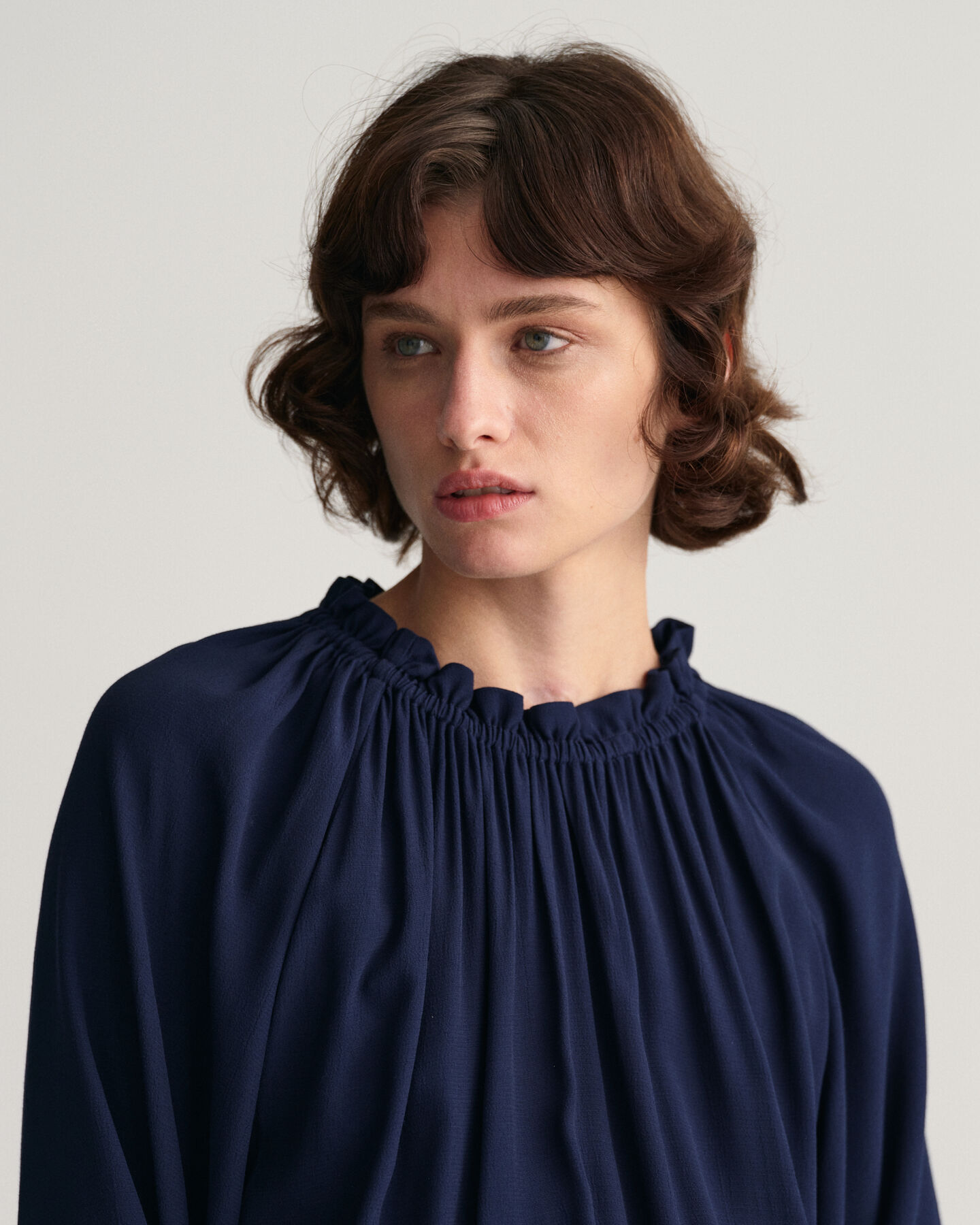 Vestido com decote à barco