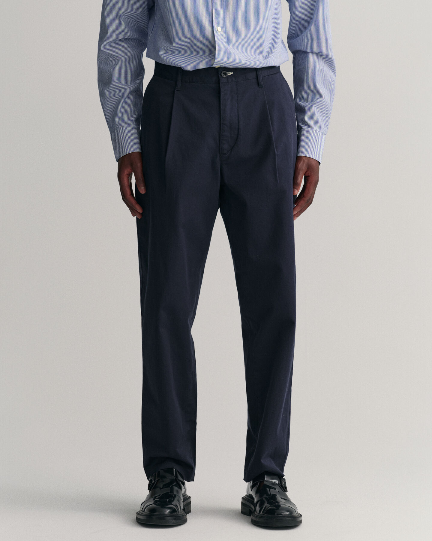 Cal&ccedil;as chino em sarja com pregas slim fit