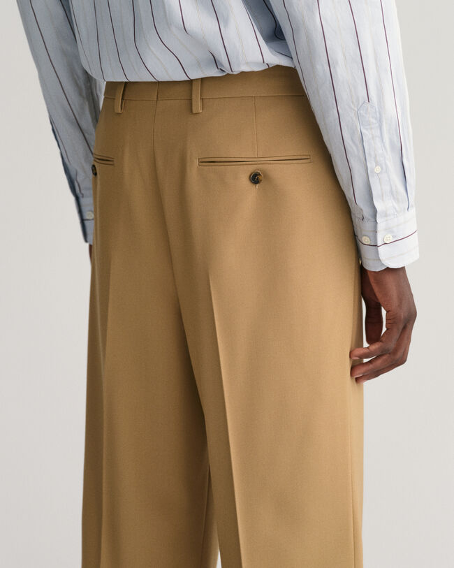 Calças com pregas e perna larga