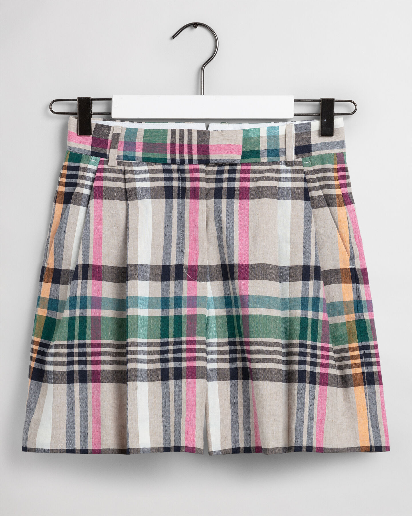 Calções com padrão de xadrez