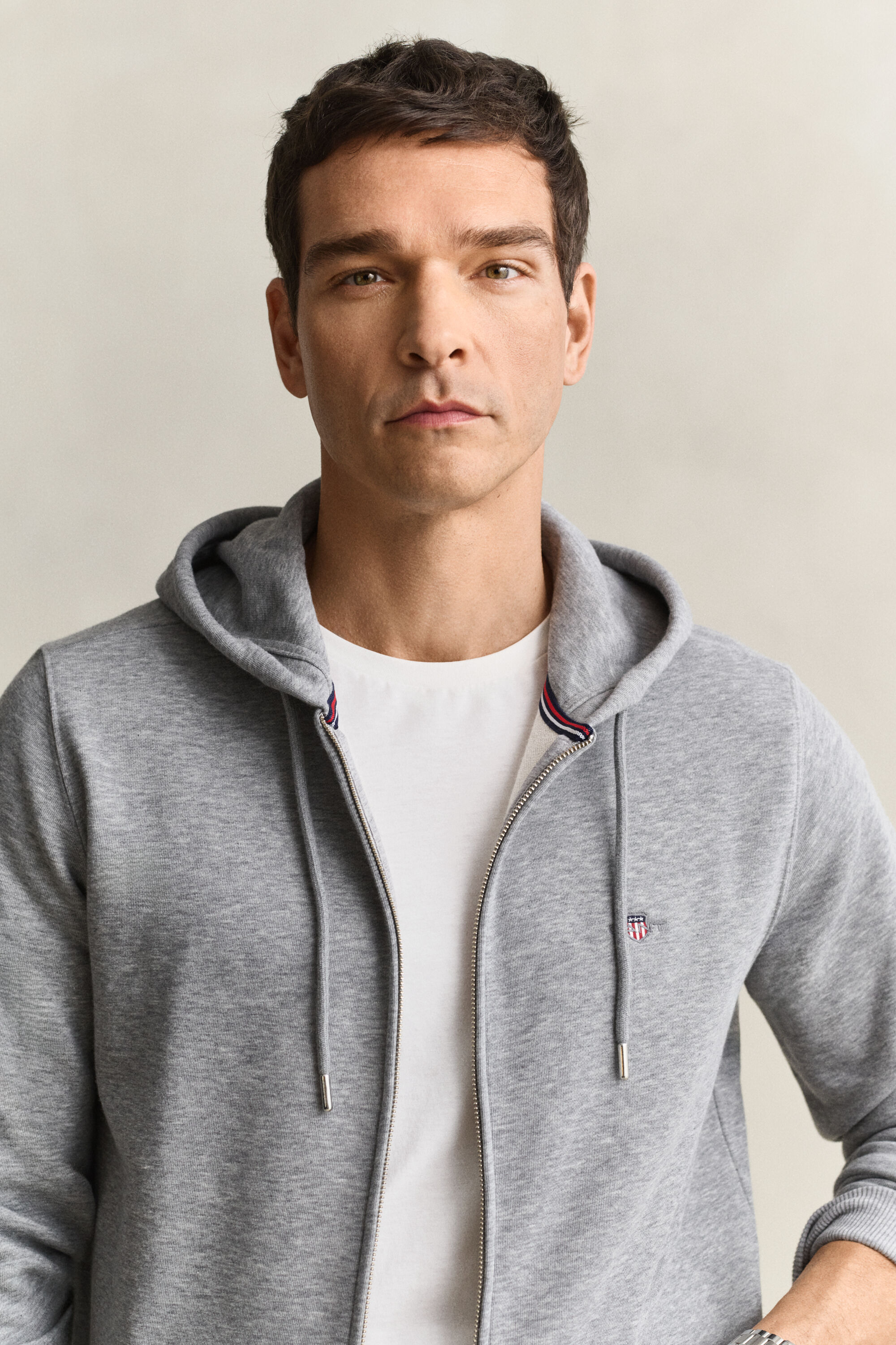 Sweatshirt com capuz e fecho Shield