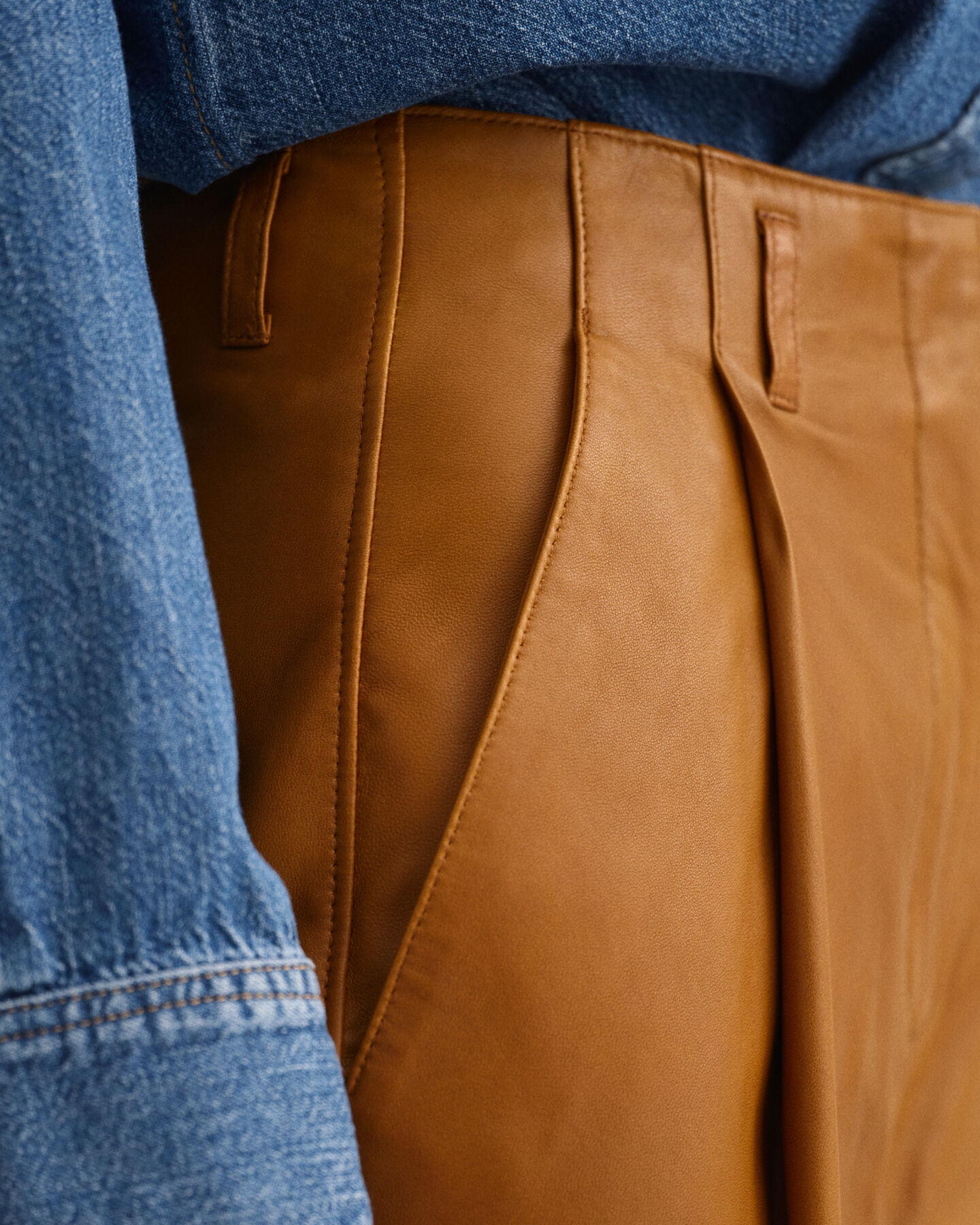 Calças em pele com pregas