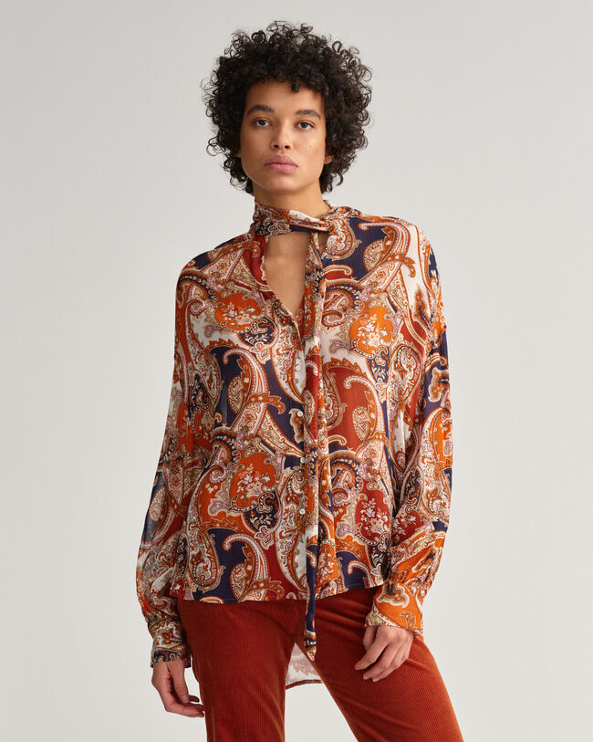 Camisa com la&ccedil;o e padr&atilde;o paisley