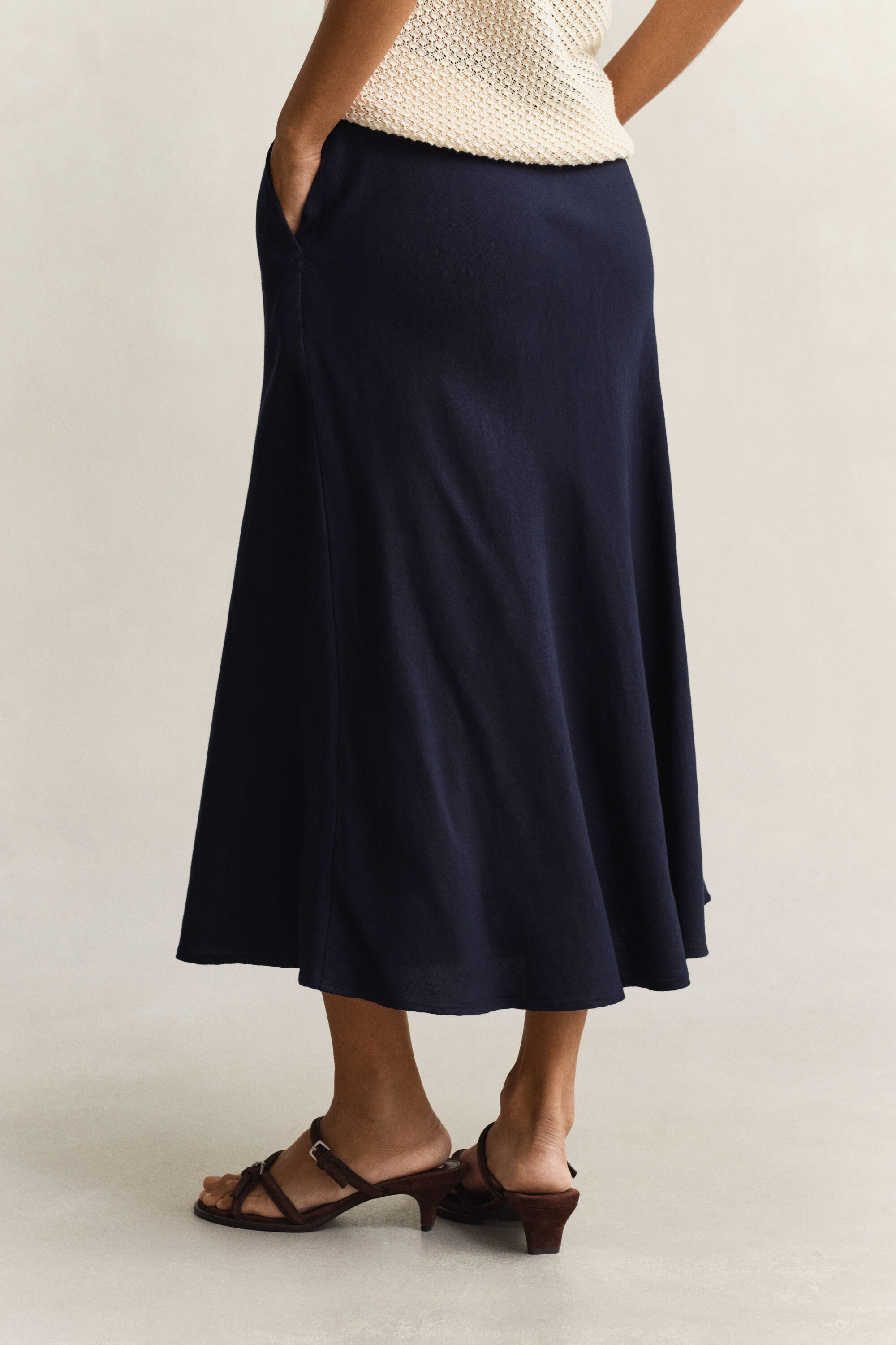 Saia rodada em mistura de linho