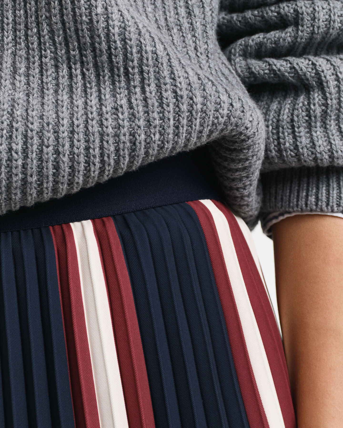 Saia plissada &agrave;s riscas