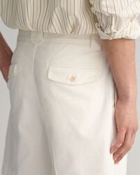 Cal&ccedil;&otilde;es chino em sarja com pregas