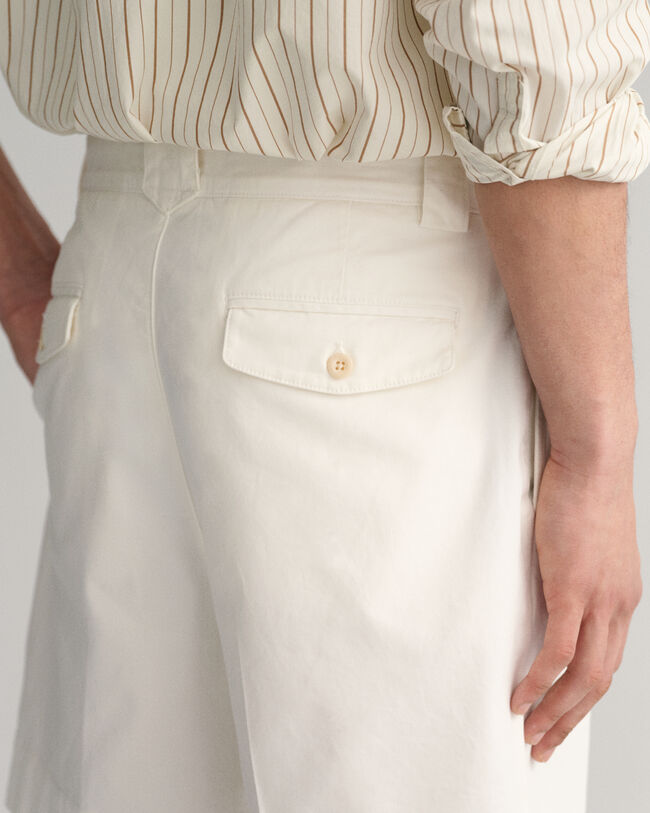 Cal&ccedil;&otilde;es chino em sarja com pregas