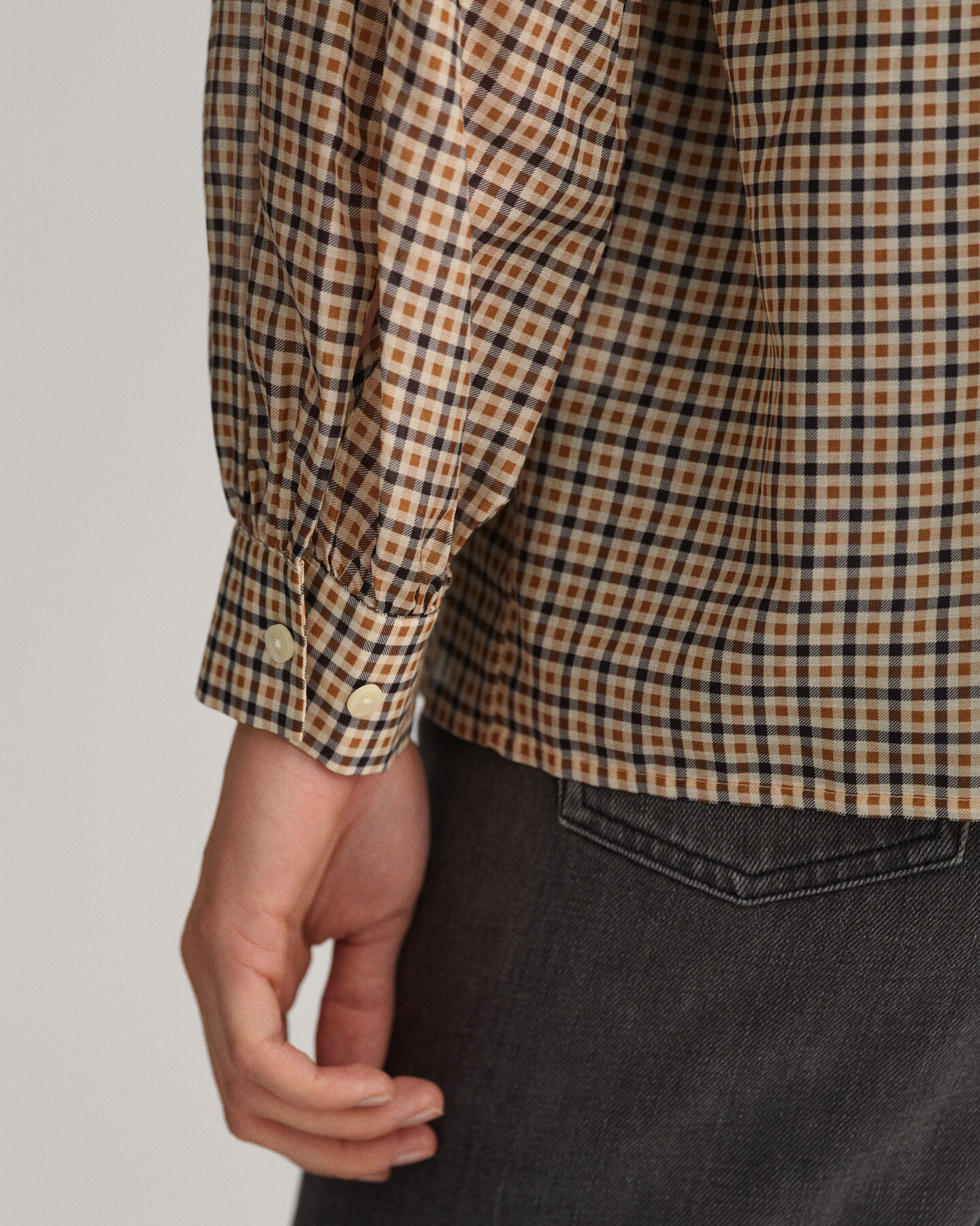 Blusa em seda e algod&atilde;o com padr&atilde;o de xadrez