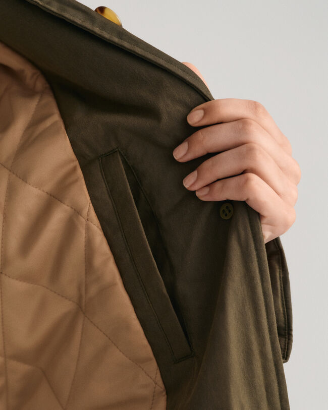 Gabardina com acabamento encerado