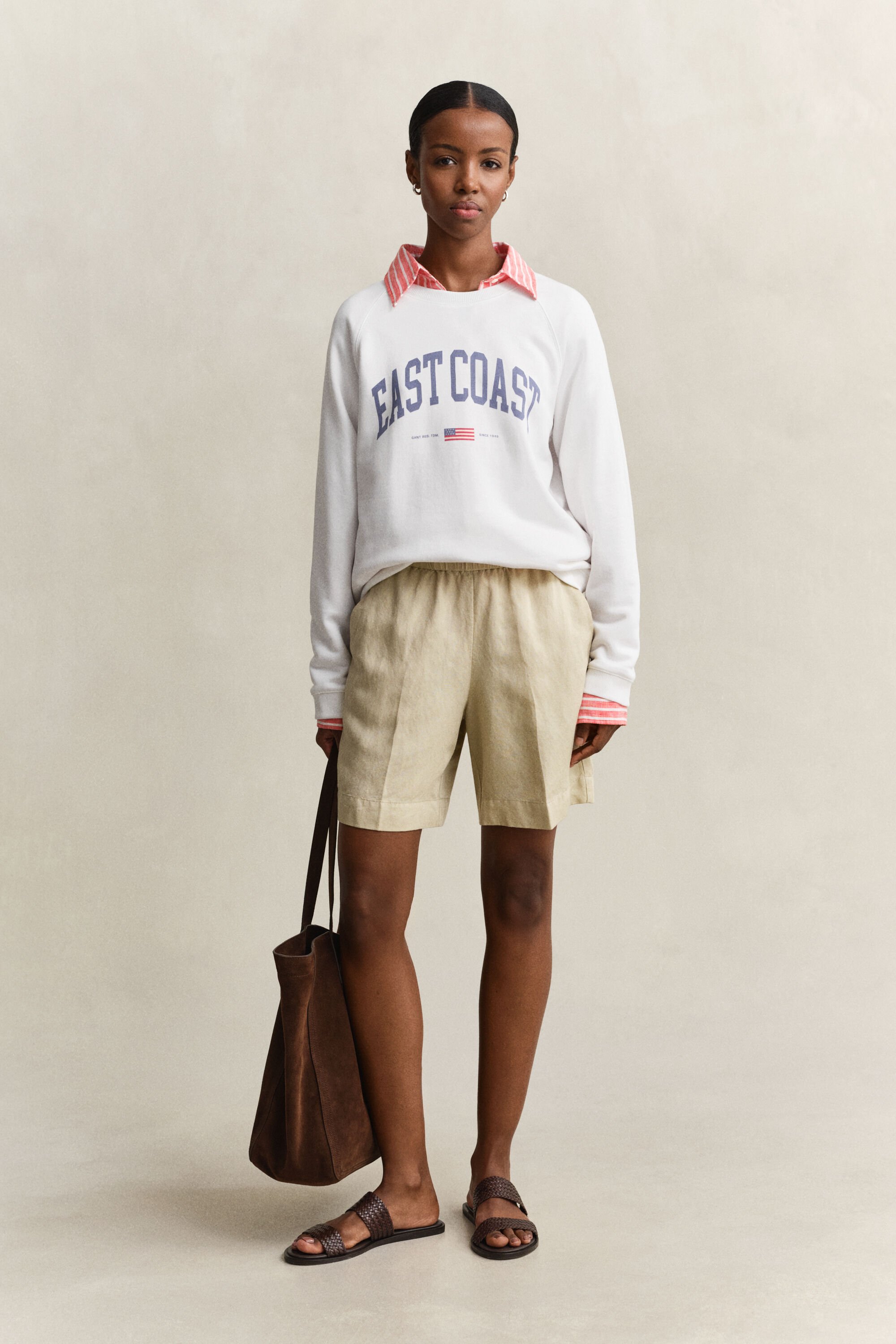 Sweatshirt com decote redondo e grafismo estampado