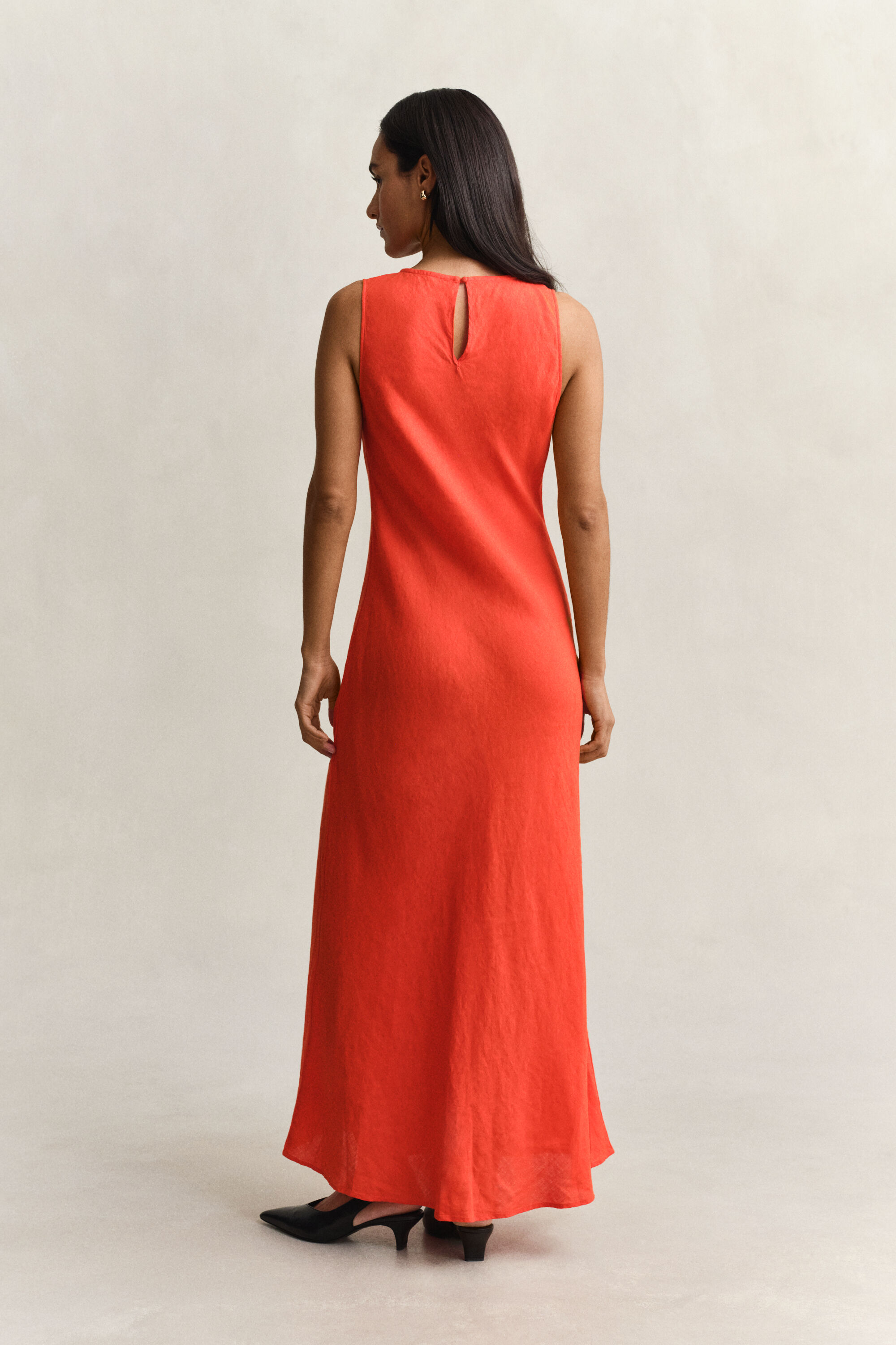 Vestido médio em linho com corte enviesado