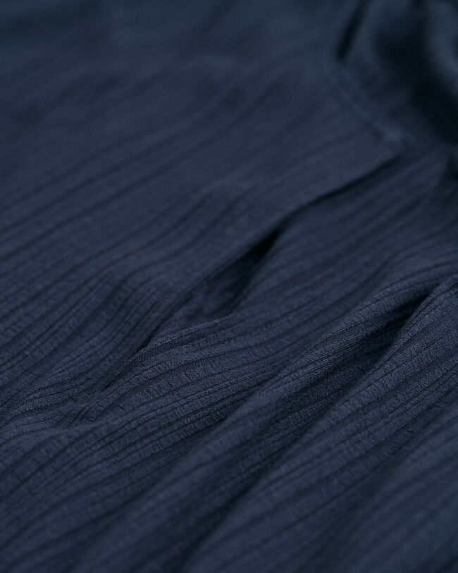 Vestido sem mangas com abertura no decote