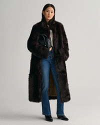 Sobretudo comprido forrado com lã de bezerro