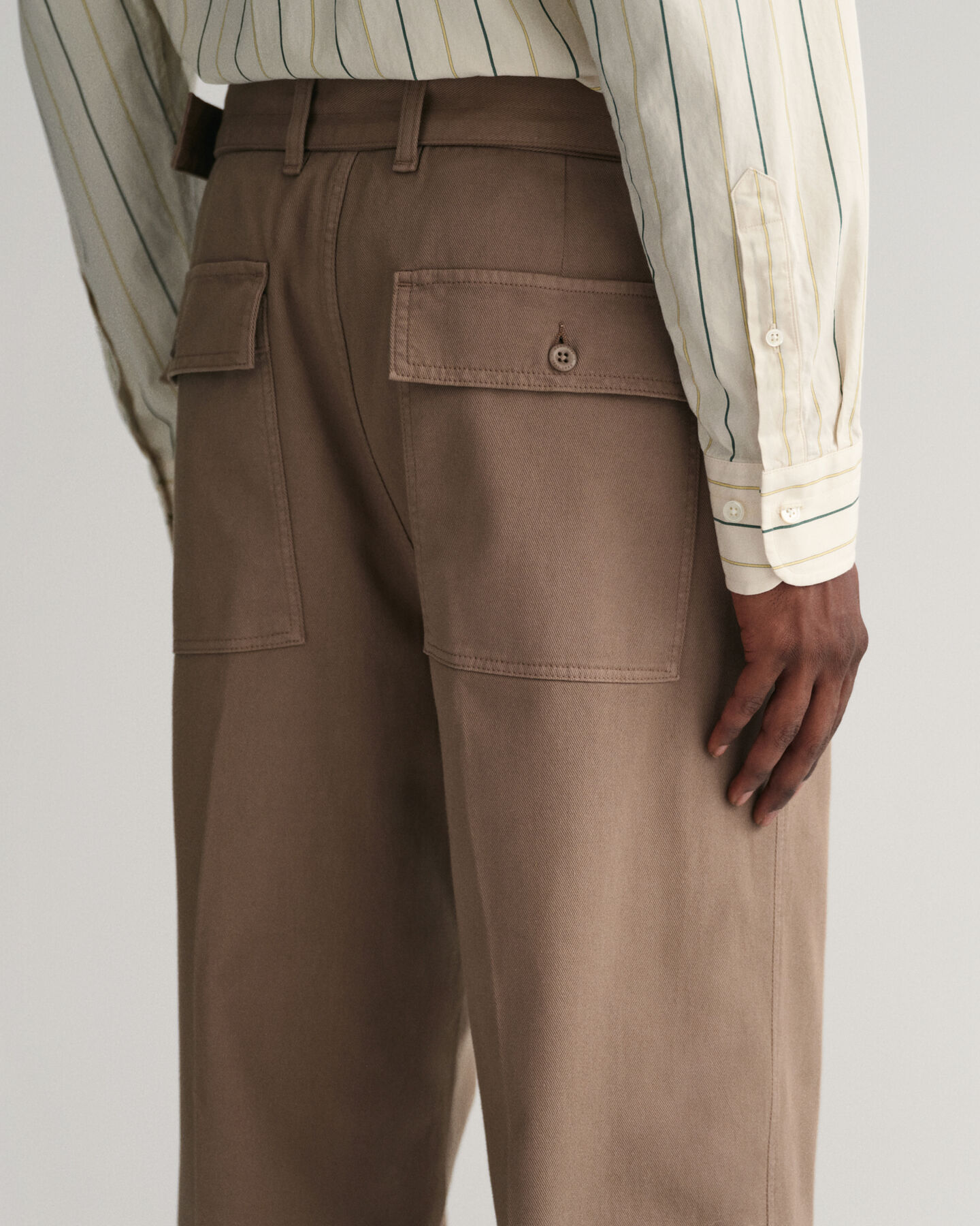 Calças chino com pregas e cinto