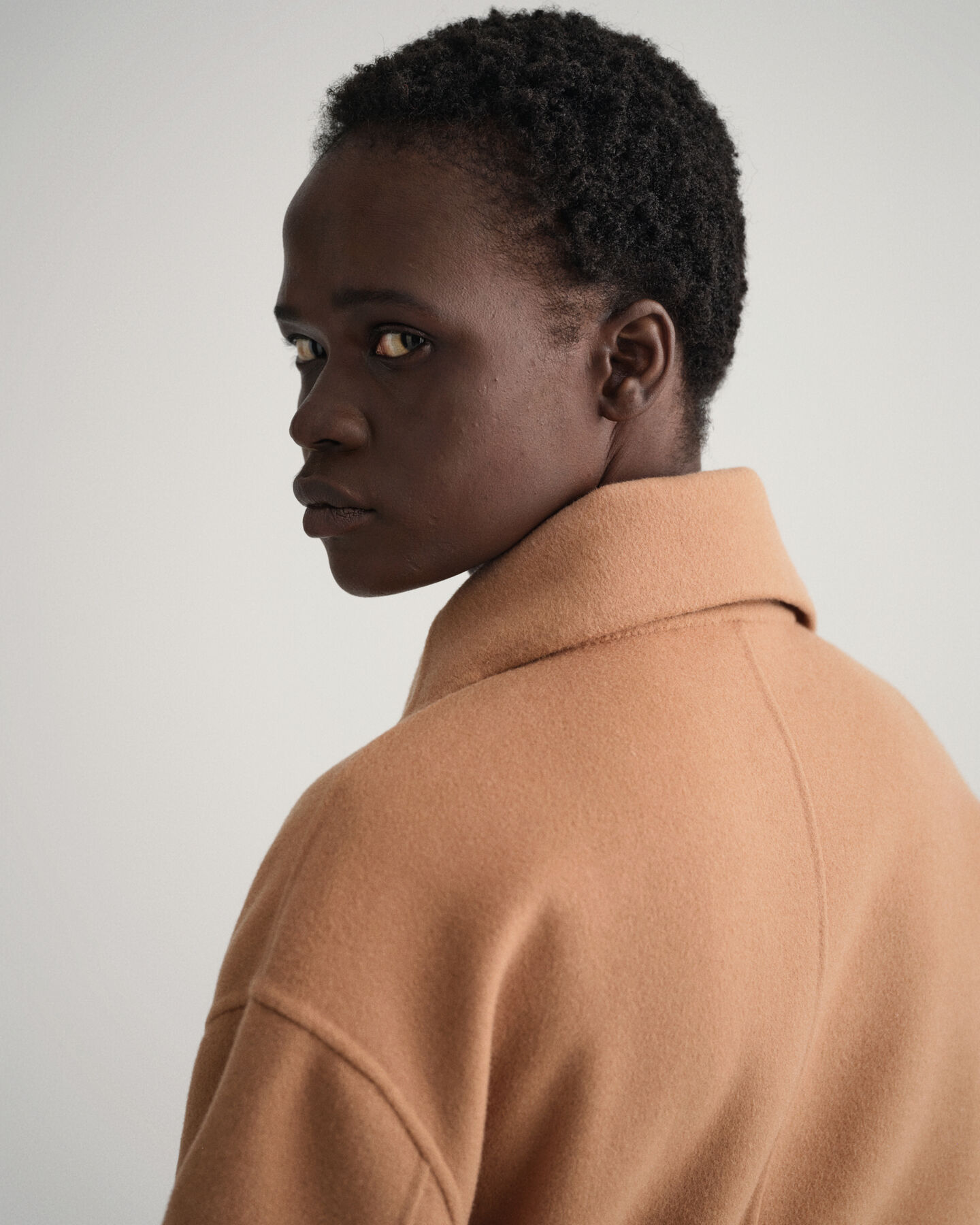 Sobretudo com cinto cosido &agrave; m&atilde;o