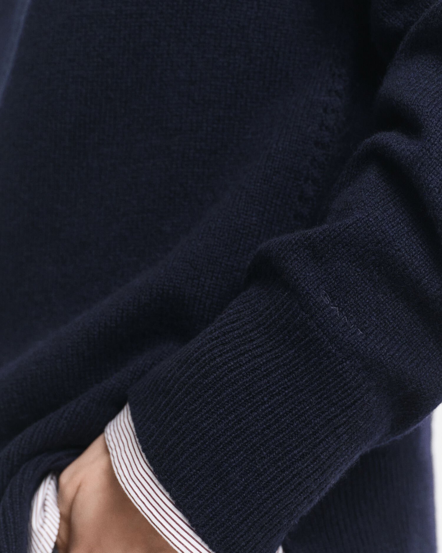 Camisola de malha em mistura de caxemira e lã suave com decote redondo