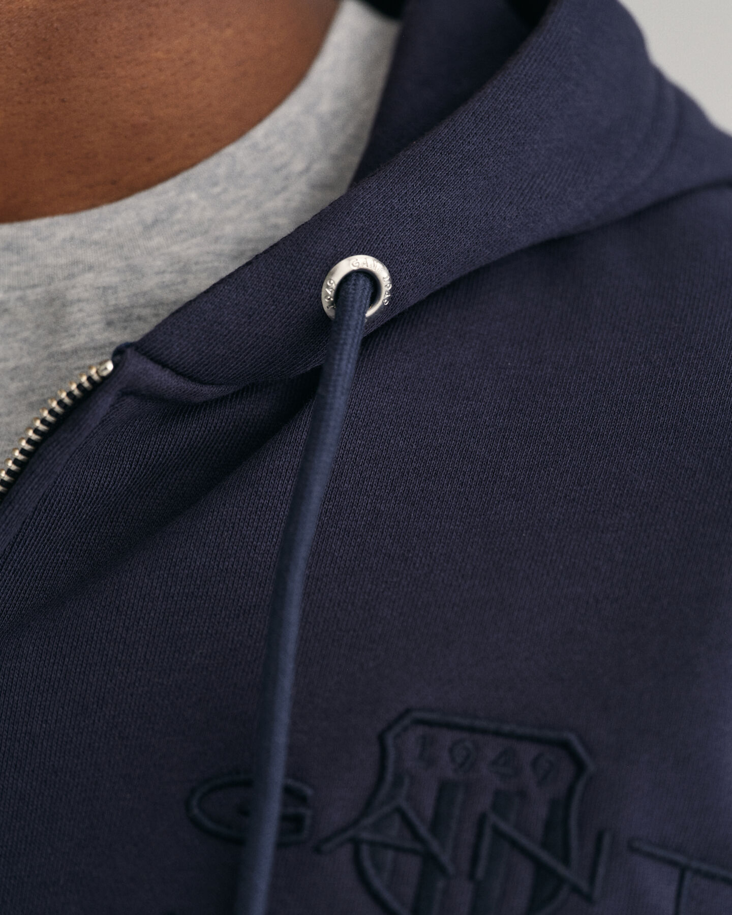 Sweatshirt com capuz e fecho Tonal Shield