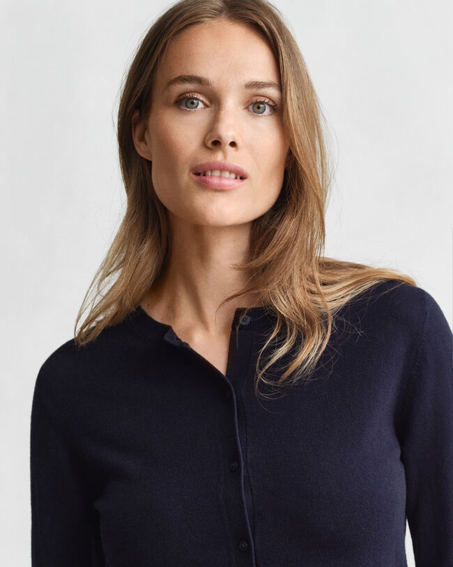 Casaco de malha com decote redondo leve