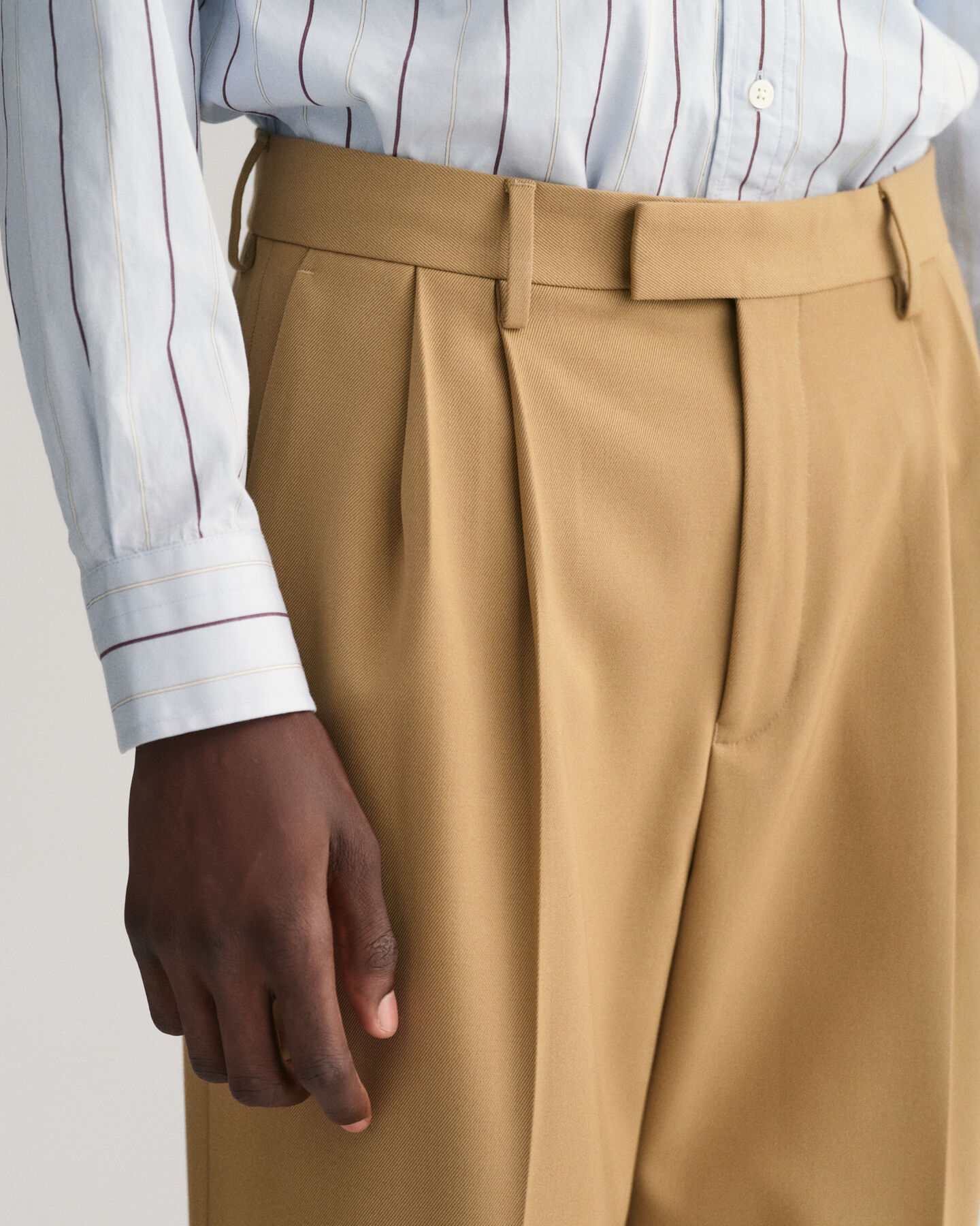 Calças com pregas e perna larga