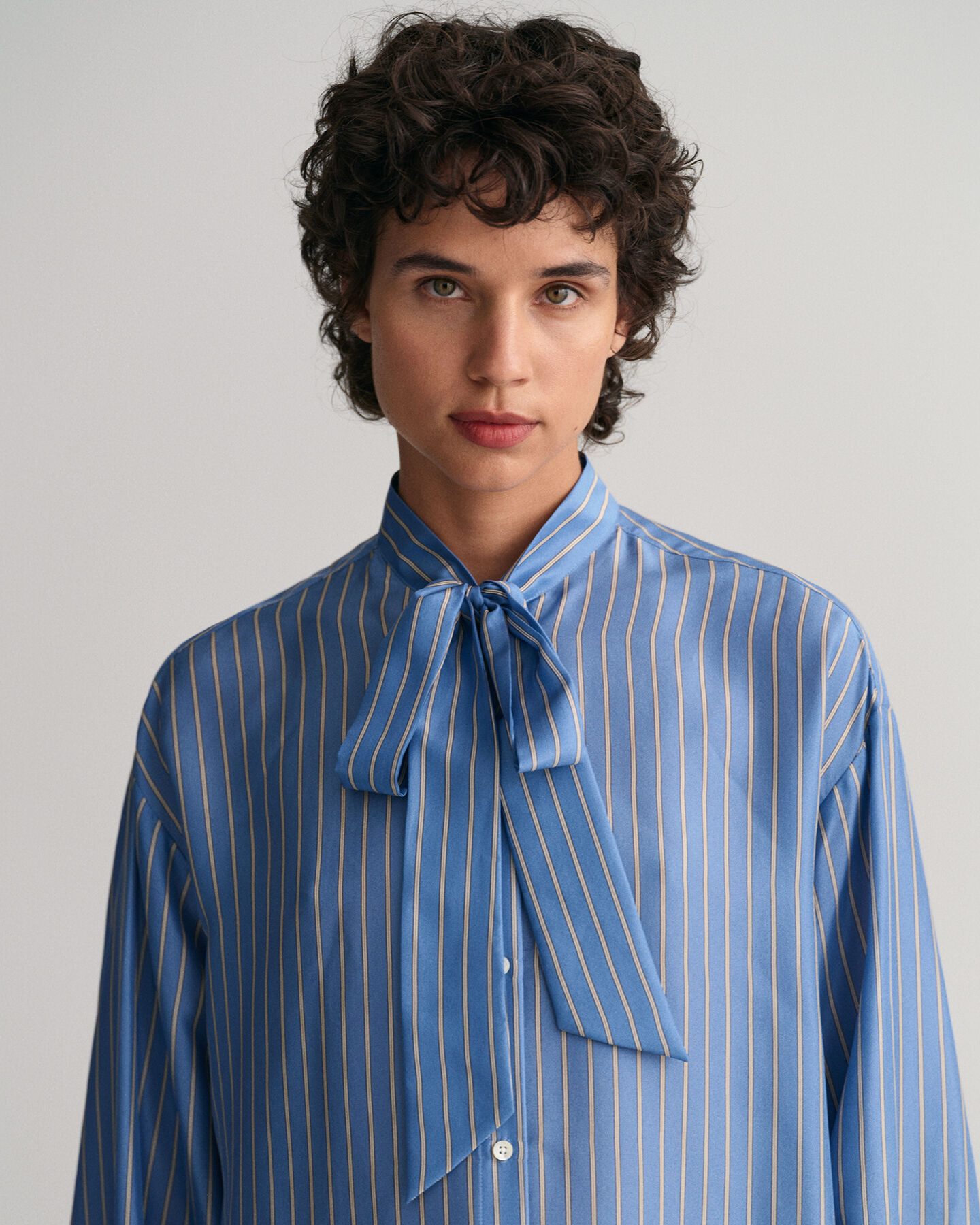 Blusa em seda às riscas com laço