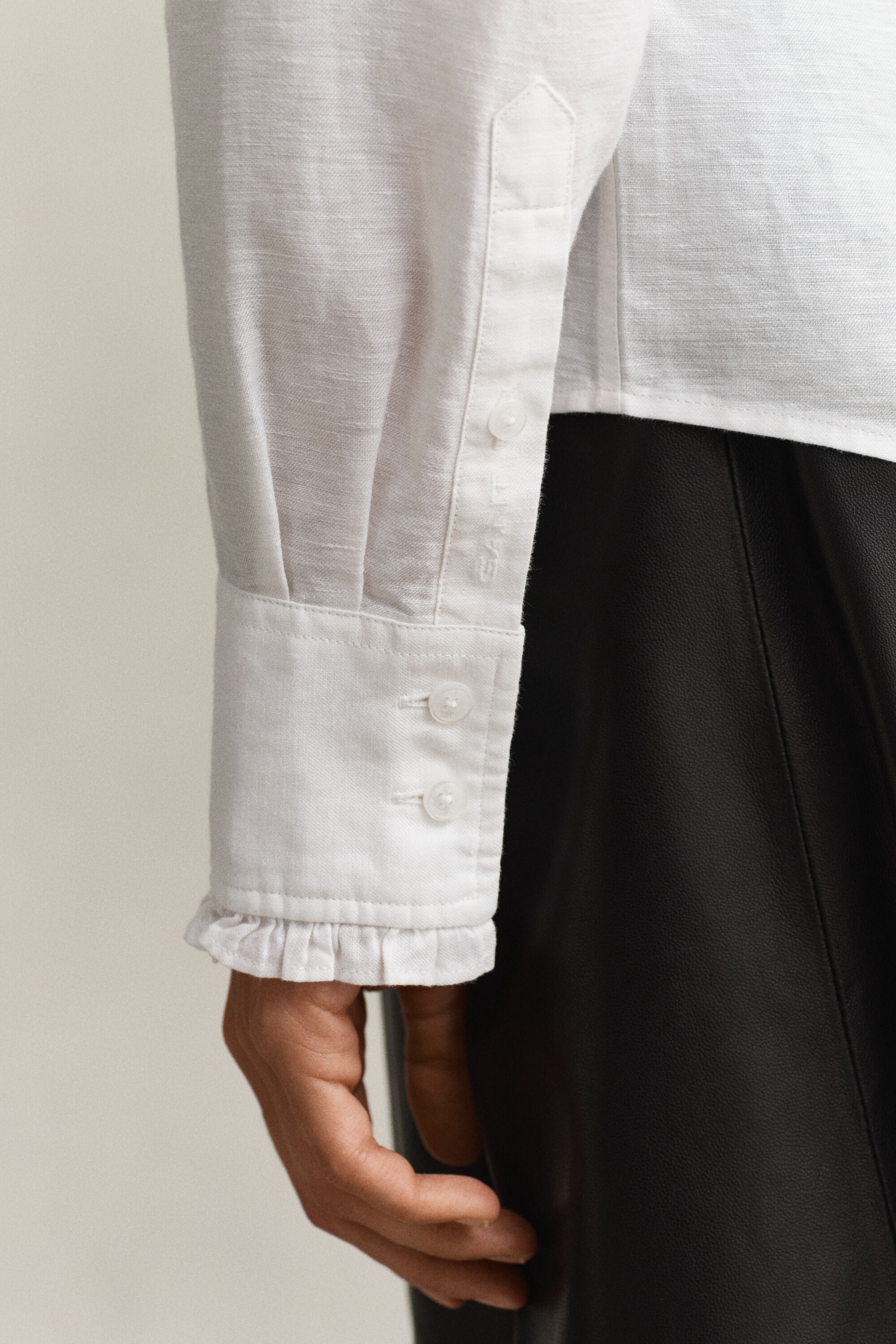 Blusa em mistura de linho com folhos