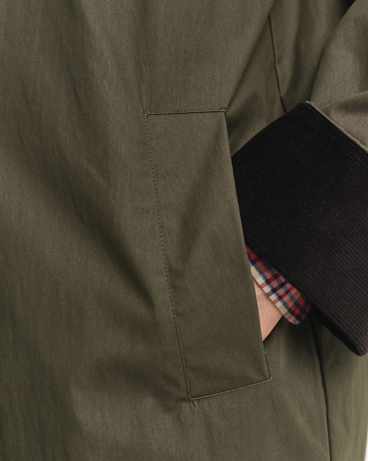 Gabardina em algodão com acabamento encerado