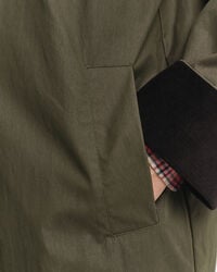 Gabardina em algodão com acabamento encerado