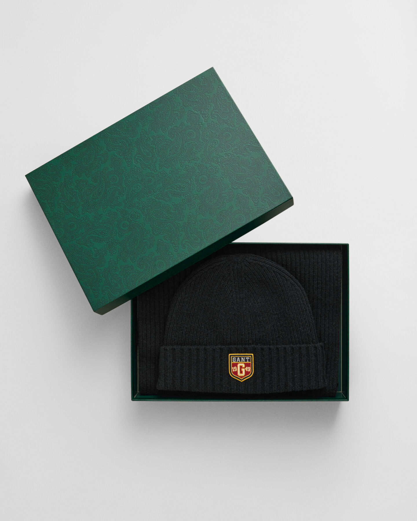 Conjunto de oferta com gorro e cachecol em lã com emblema