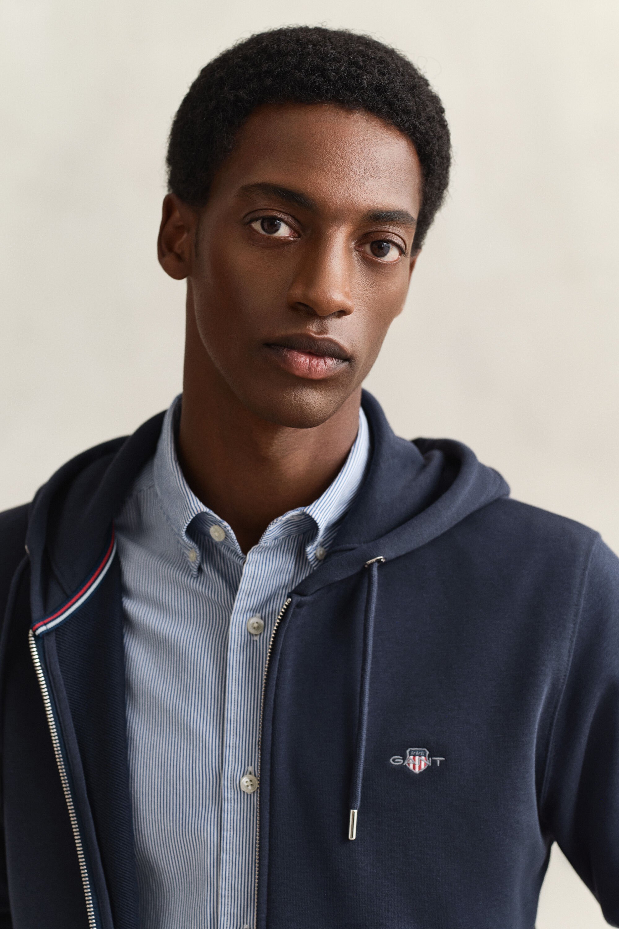 Sweatshirt com capuz e fecho Shield