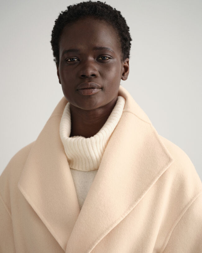 Sobretudo com cinto cosido à mão