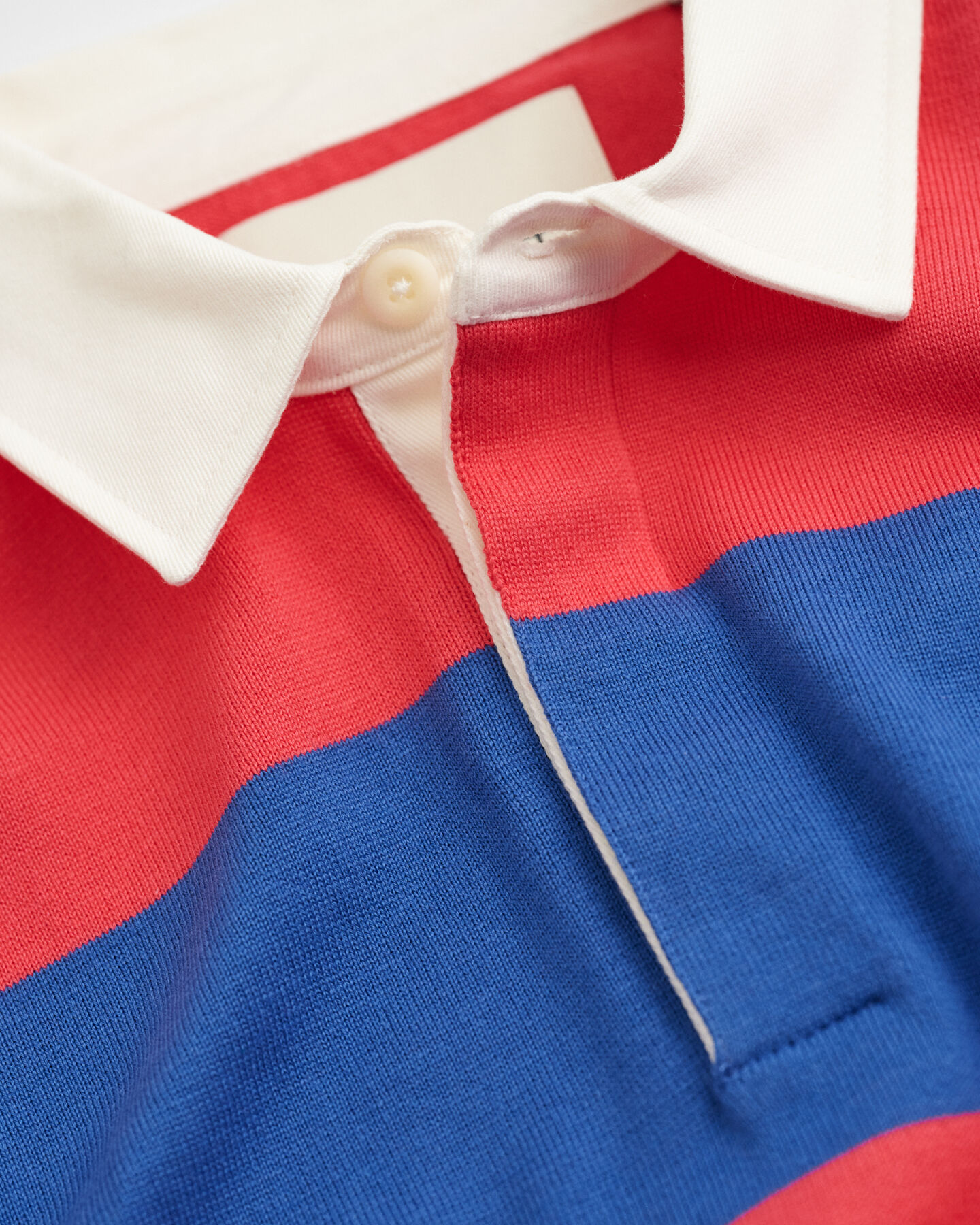 Polo em algod&atilde;o &agrave;s riscas