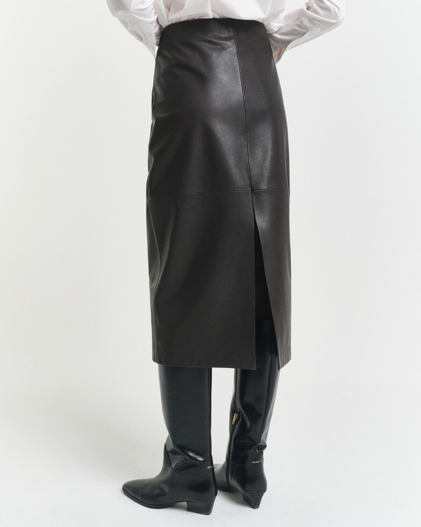 Saia lápis em pele de comprimento médio