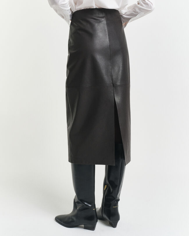 Saia lápis em pele de comprimento médio