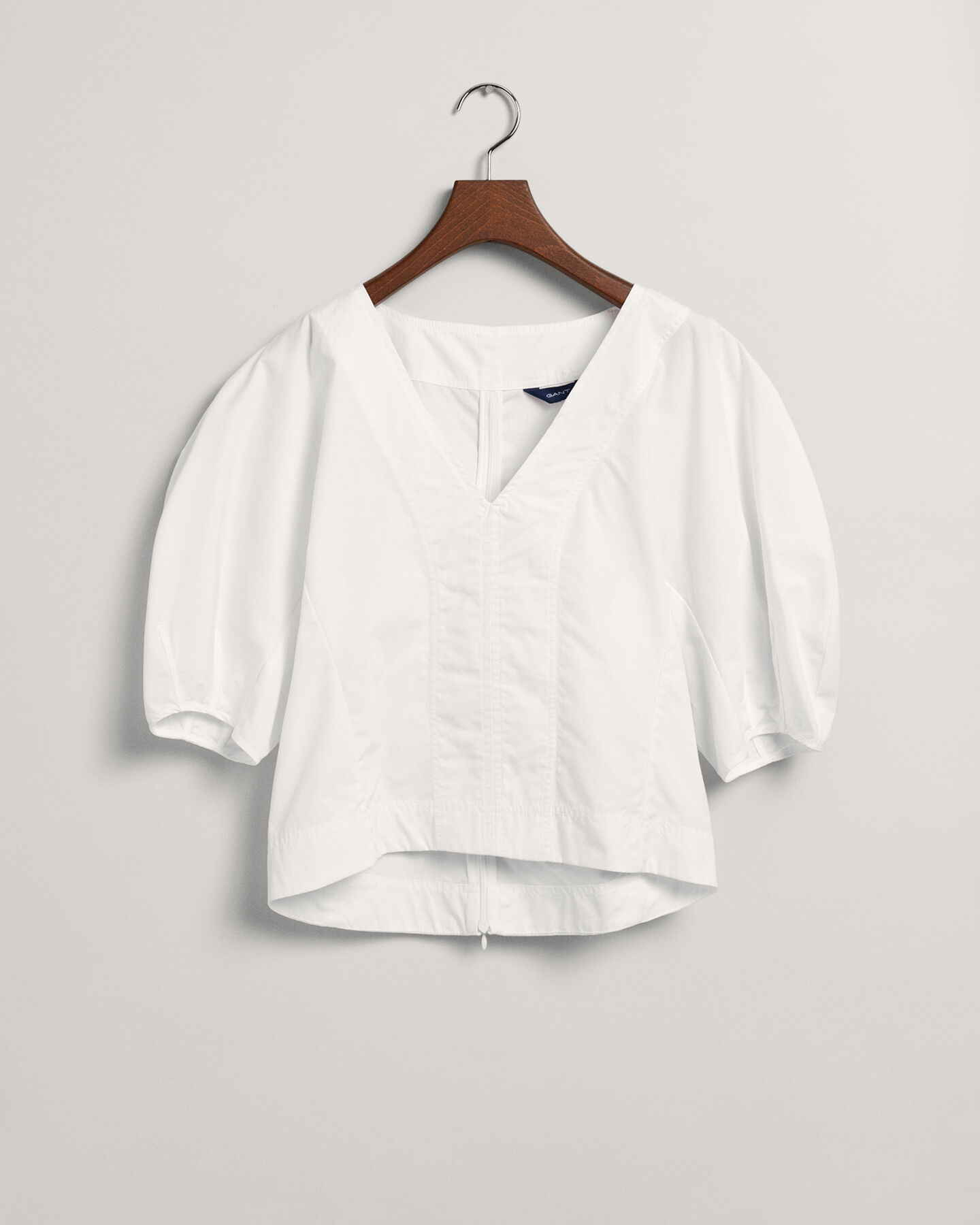 Top com decote em V e mangas de balão