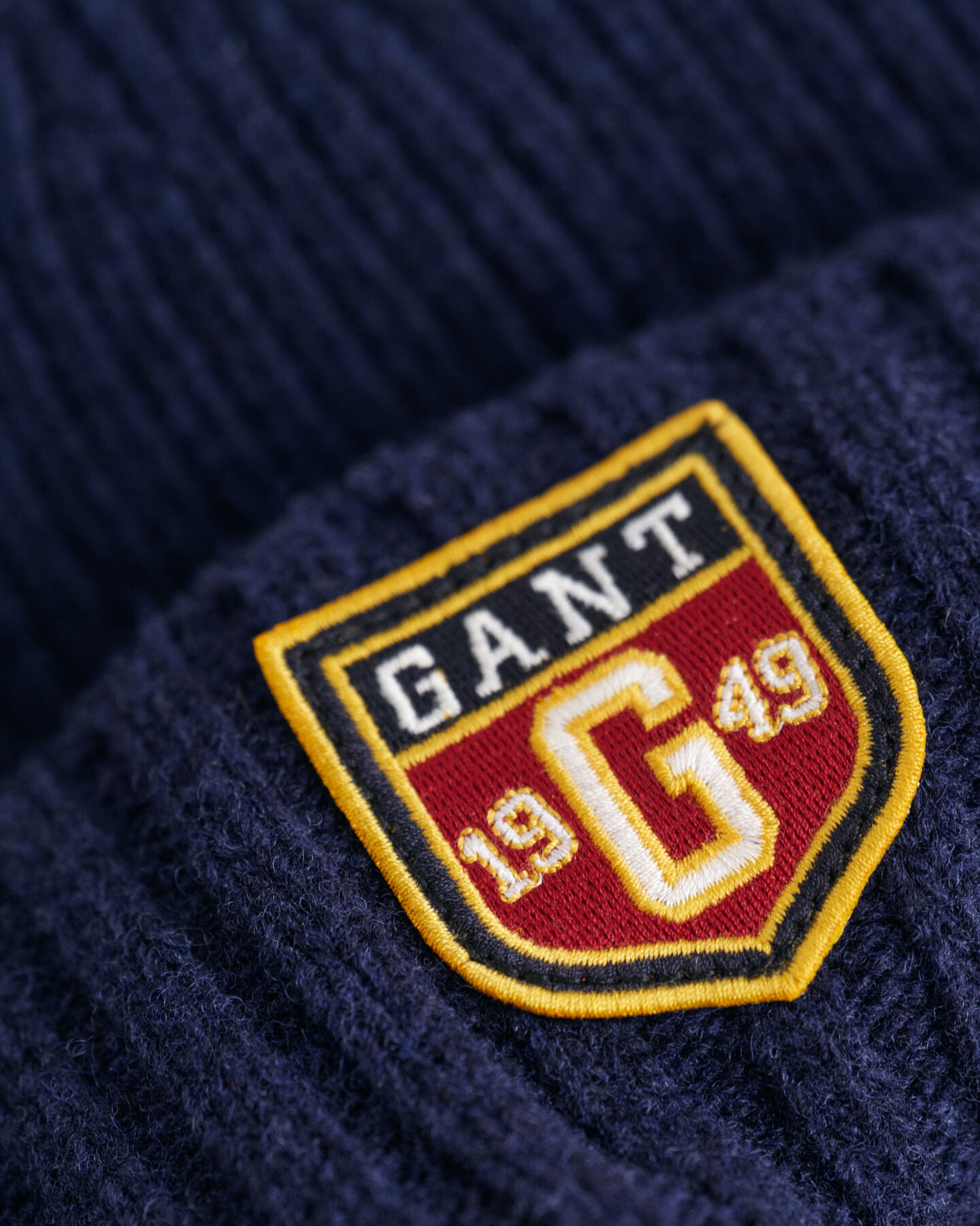 Gorro em lã com emblema