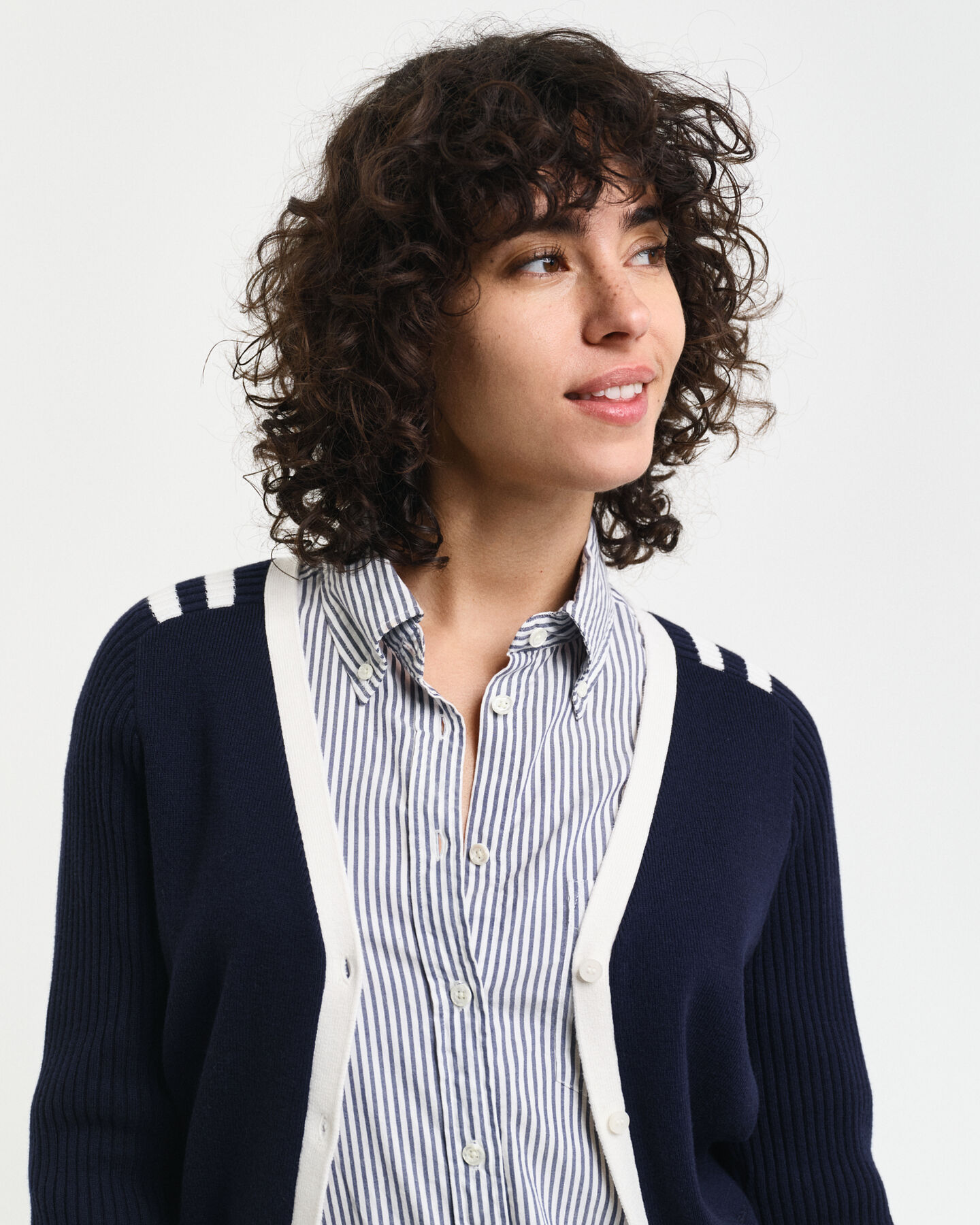 Casaco de malha com decote em V e detalhes contrastantes