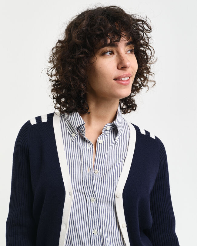 Casaco de malha com decote em V e detalhes contrastantes