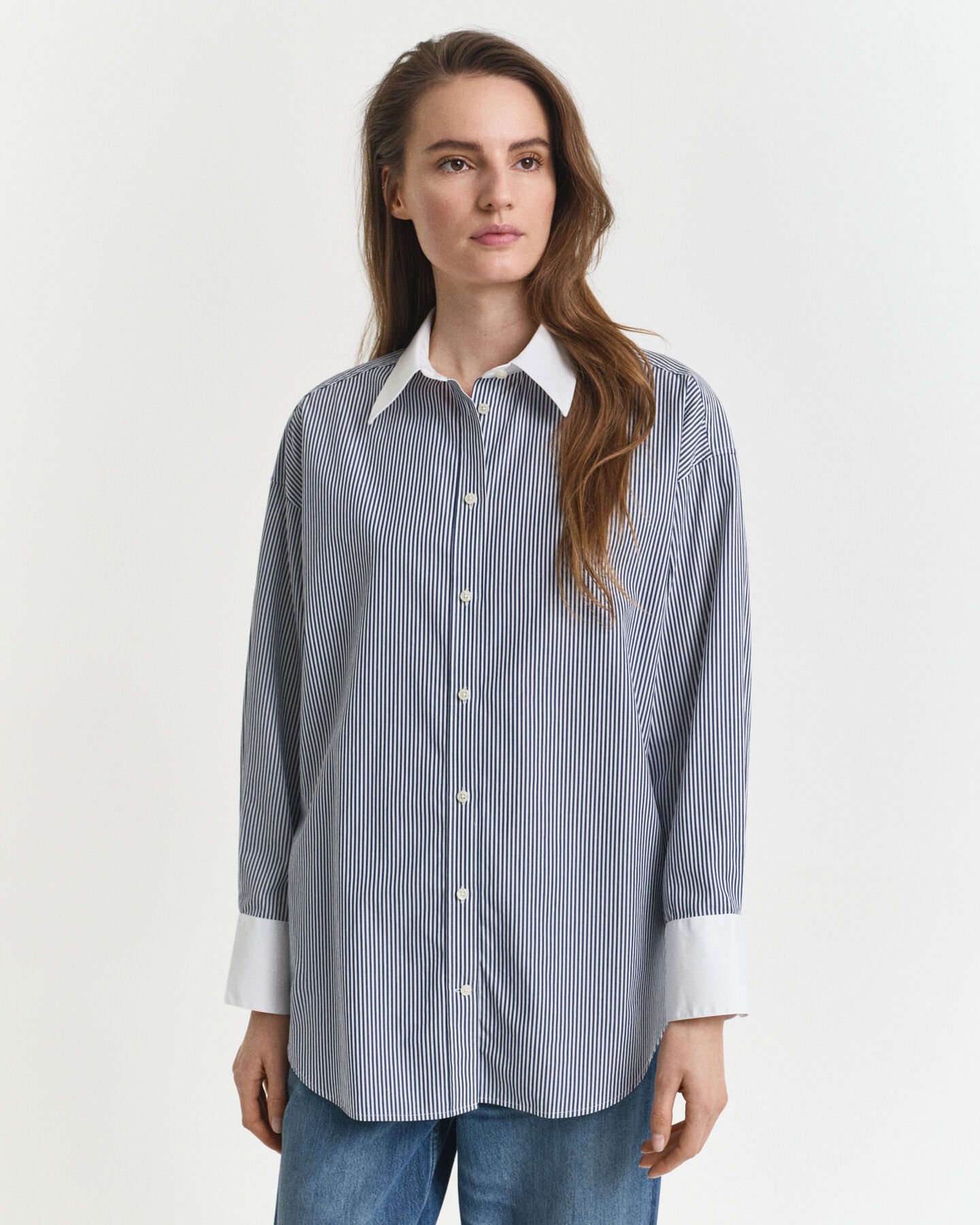 Camisa às riscas com colarinho contrastante oversized