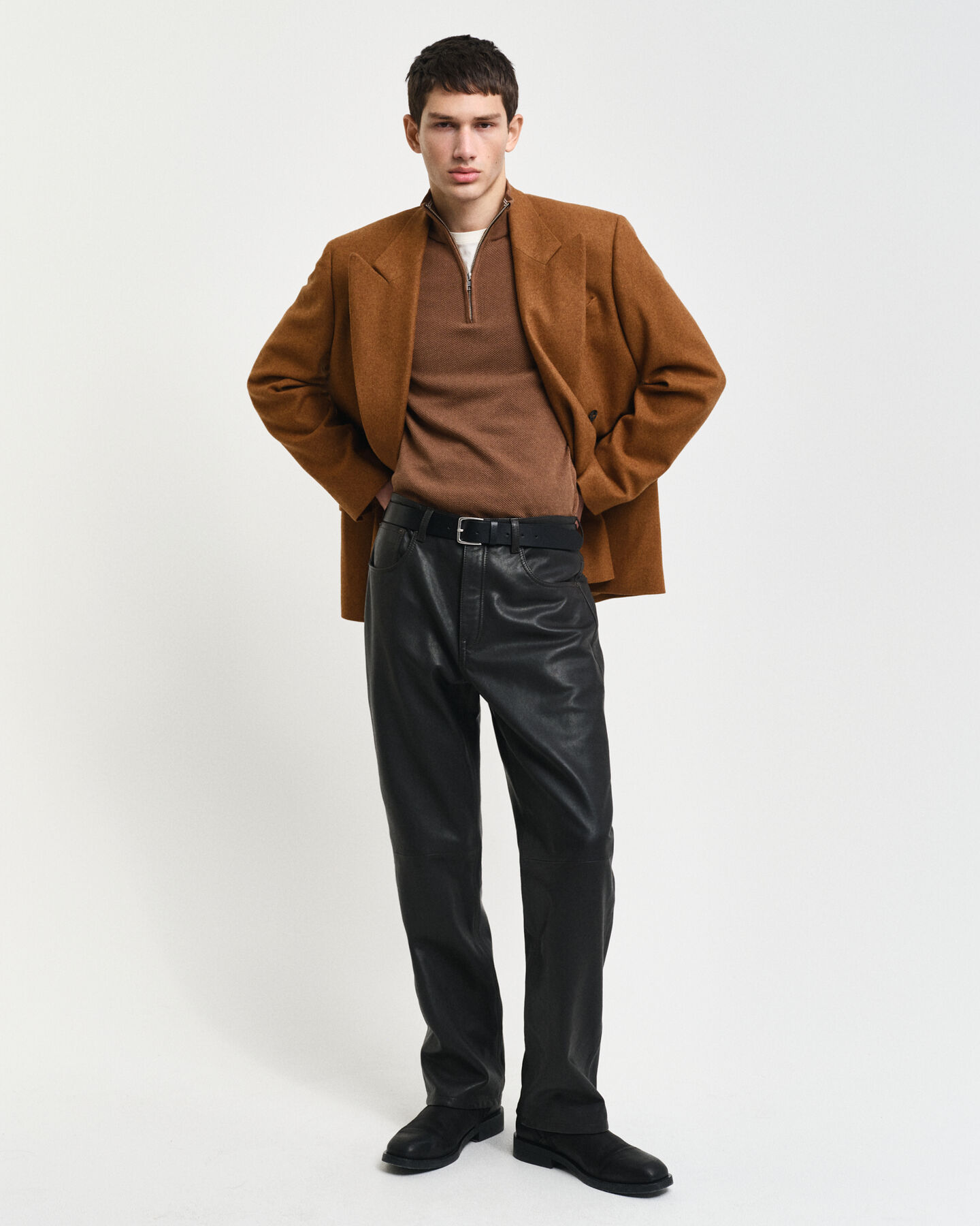 Cal&ccedil;as em pele com 5&nbsp;bolsos