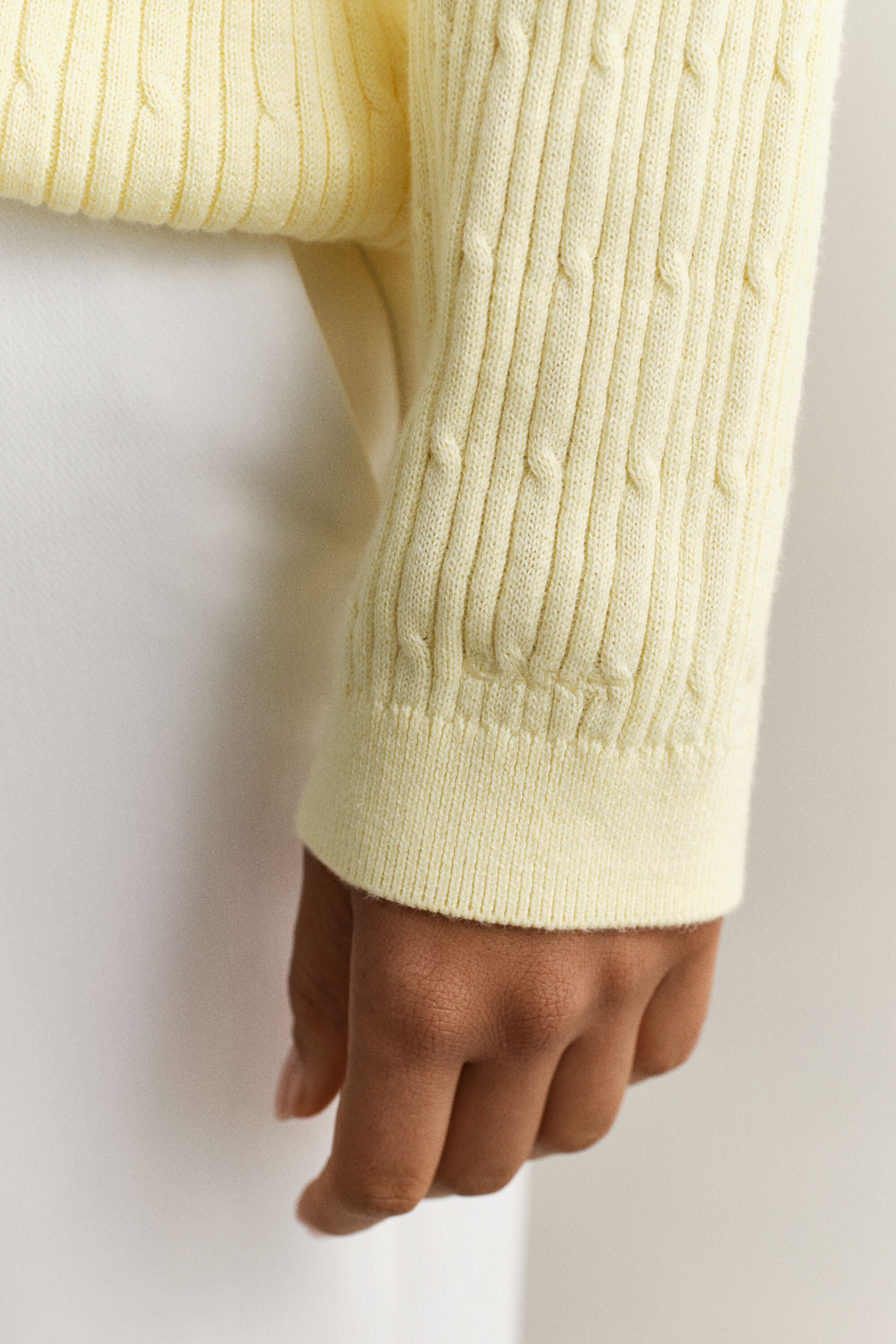 Pullover com decote em V em malha entrançada